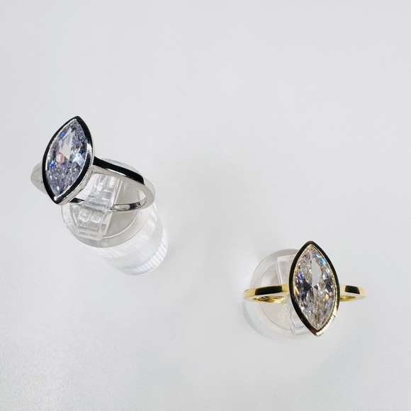 Elegant 18K White Gold Marquise Cut Ring